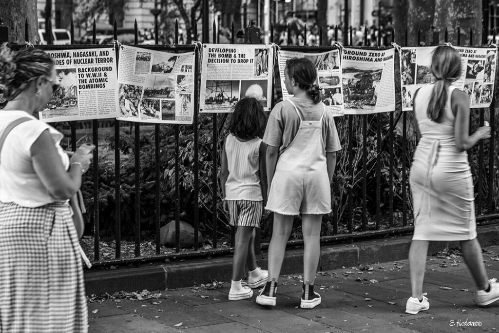 Hiroshima Nagasaki exhibit, Bowling Green Park, NYC, Aug. 6, 2022. Photo by Ed Hedemann